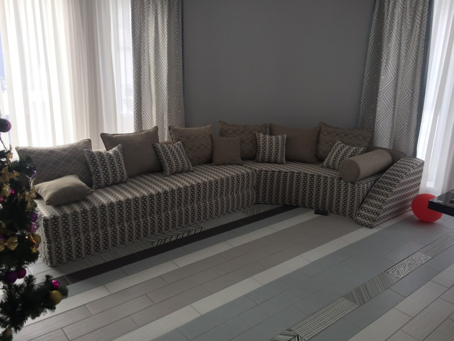 Модульный диван в эркер