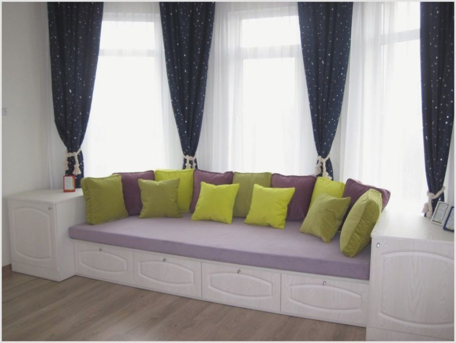 Диван в эркере гостиной