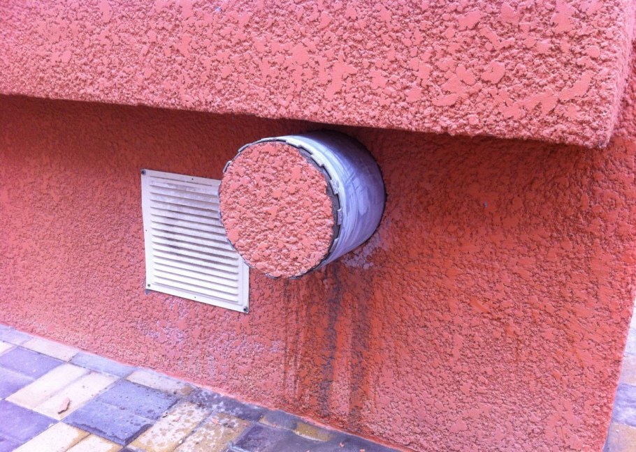 Отверстие в стене под альпийскую форточку