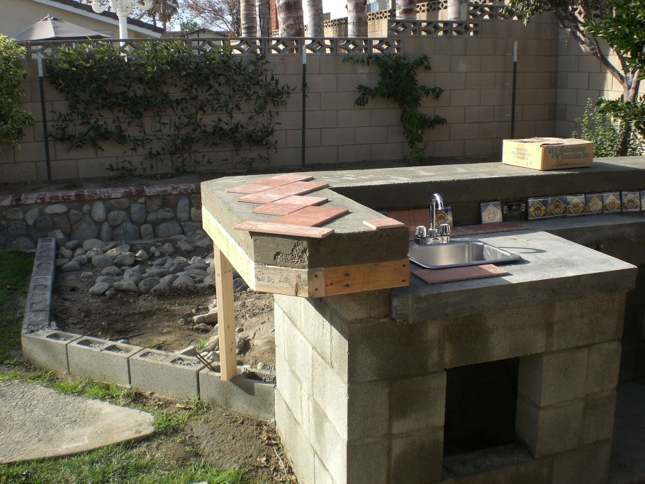 Уличный умывальник из кирпича