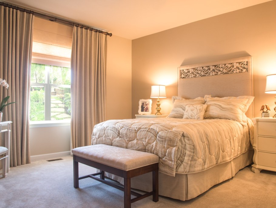 Спальня в бежевых тонах