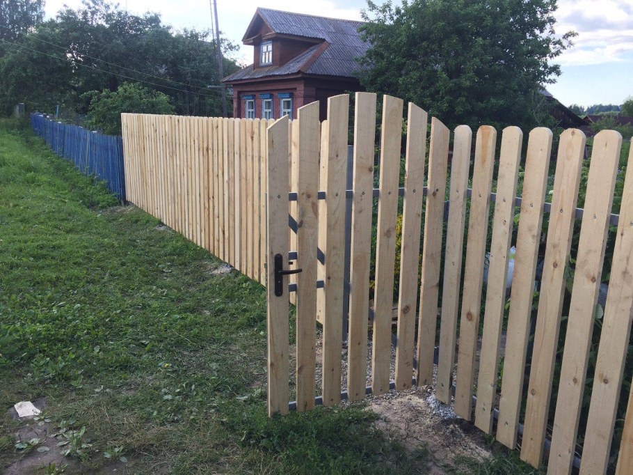 Ворота и калитка из штакетника деревянного