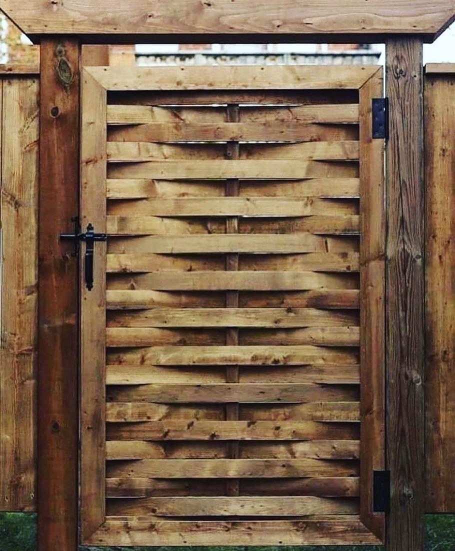 Деревянные ворота с калиткой