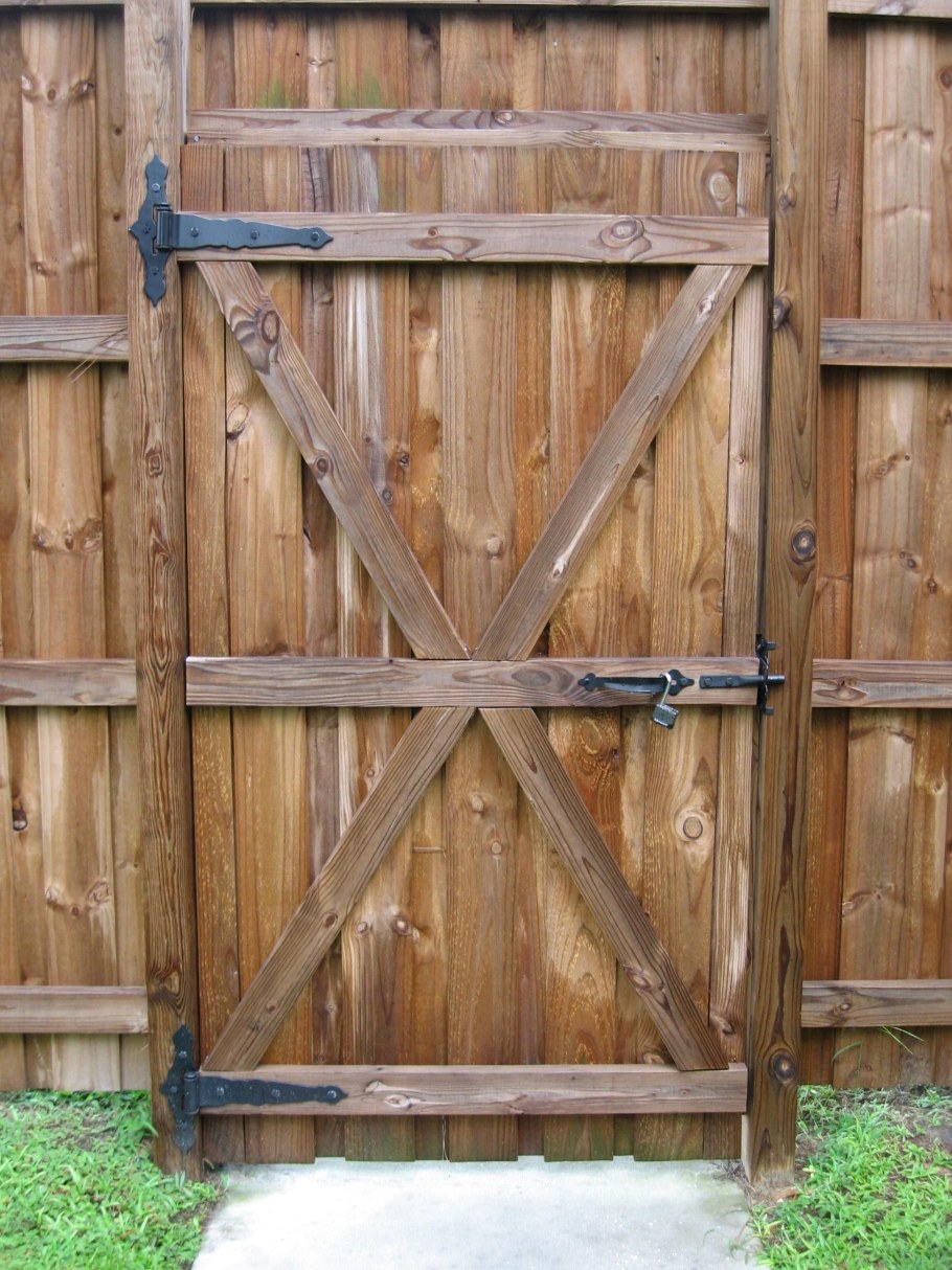Старые деревянные ворота