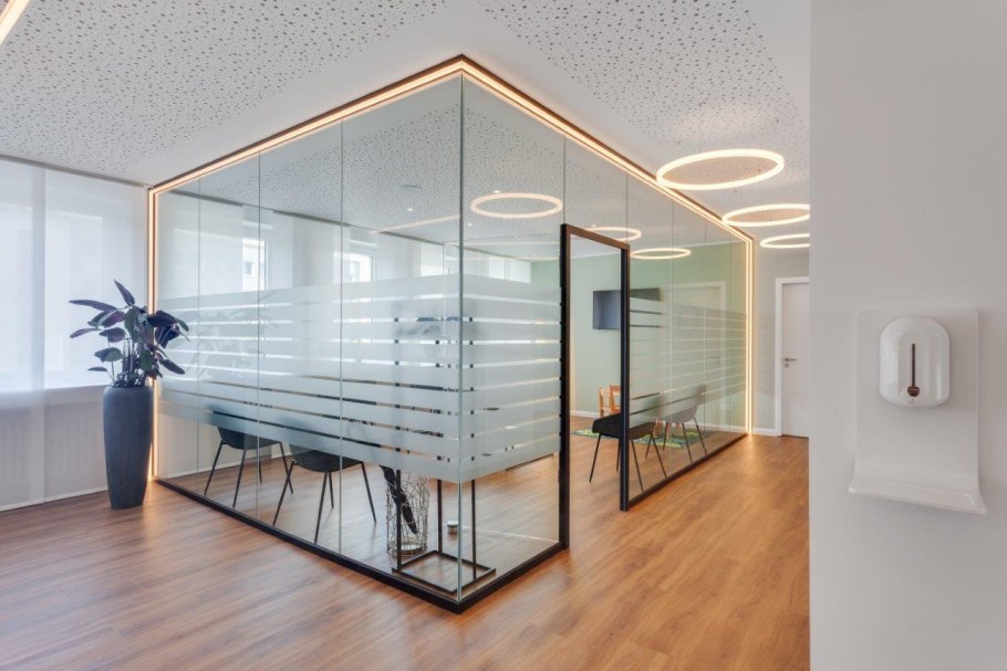 Стеклянная перегородка с подсветкой