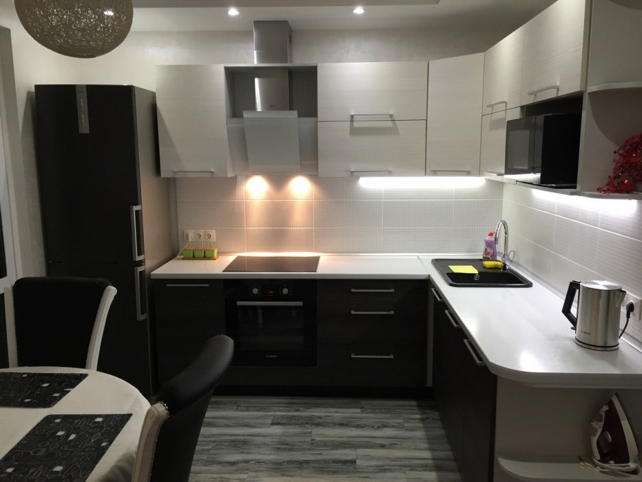 Черно белая кухня