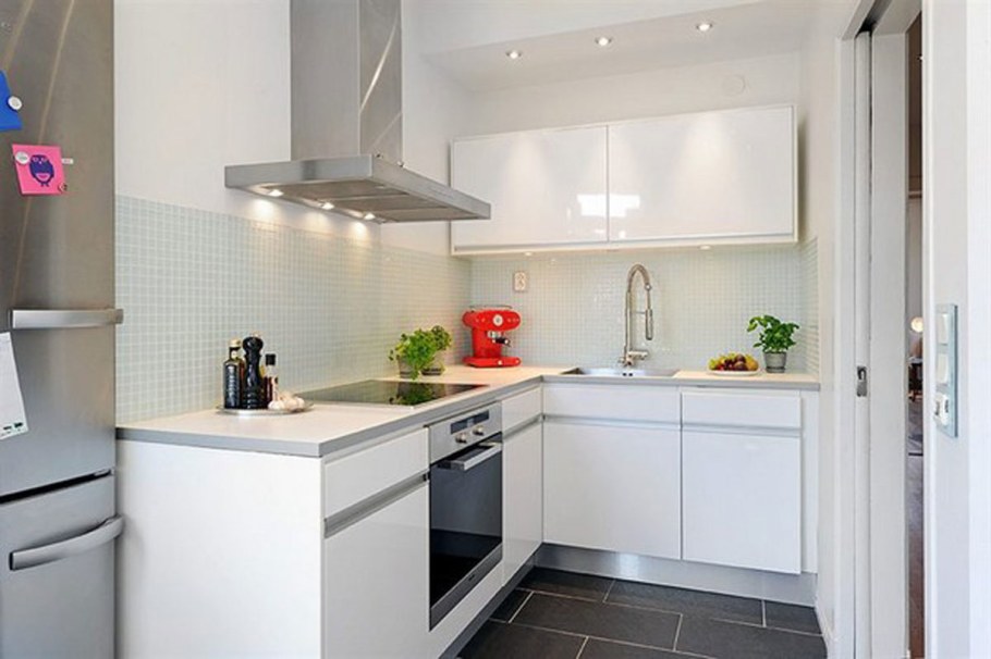 Маленькая белая угловая кухня