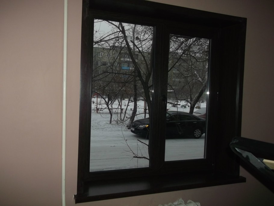 Белые окна черные откосы