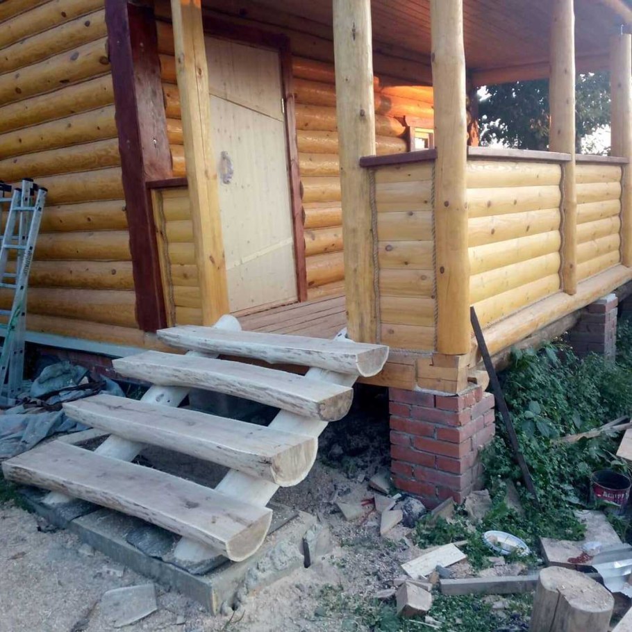 Крыльцо деревянного дома