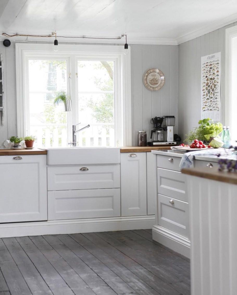 Бело деревянная кухня