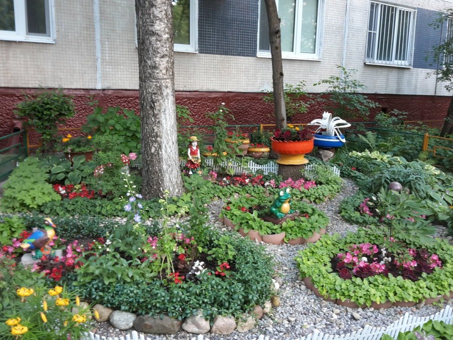 Красивая клумба у подъезда