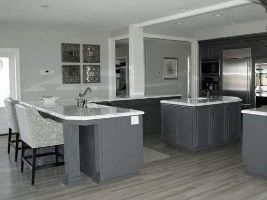 Кухня с серым полом