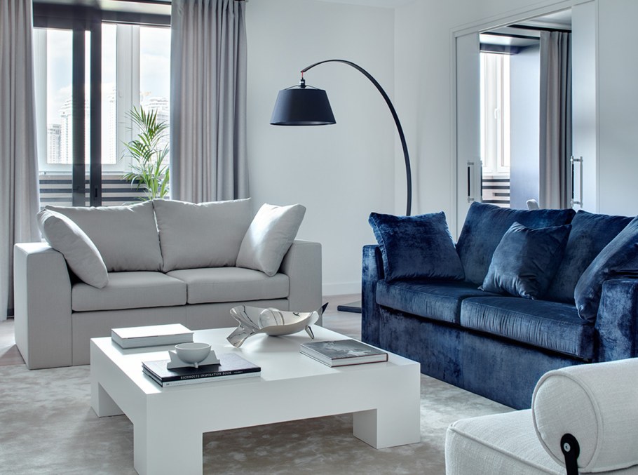 Синие диваны в интерьере гостиных