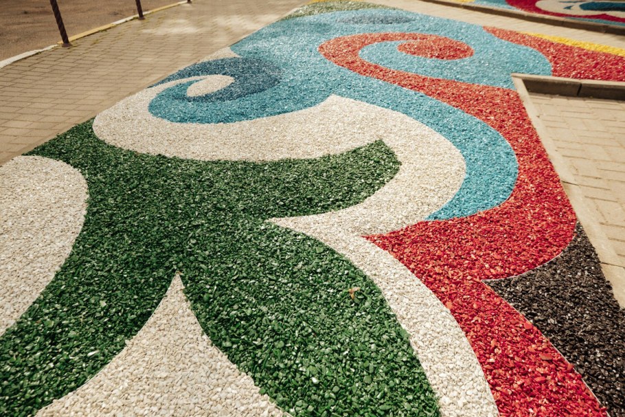 Цветная щебенка для клумб