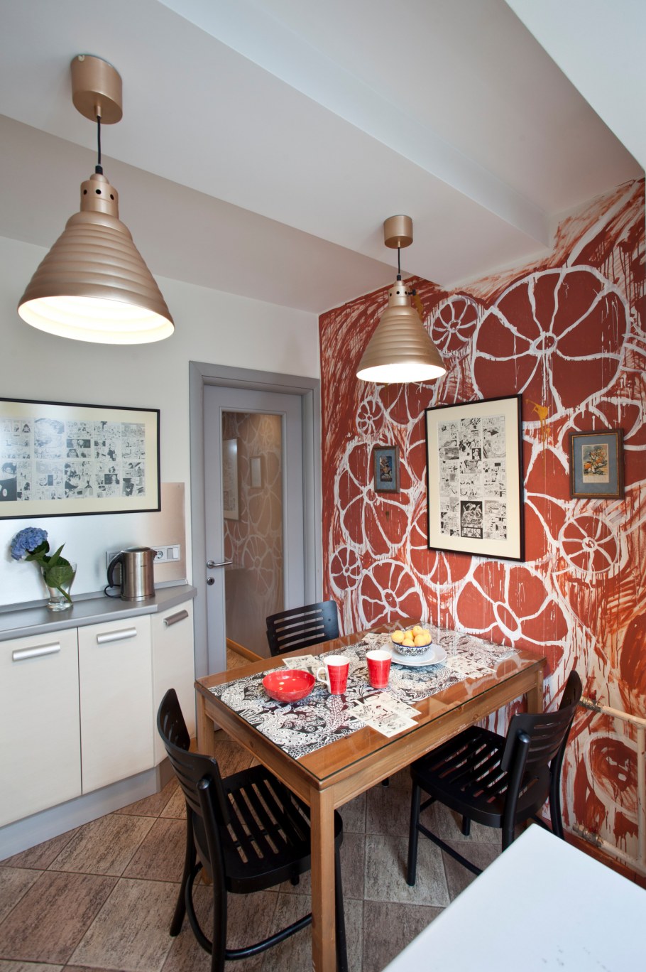 Декор над столом в кухне