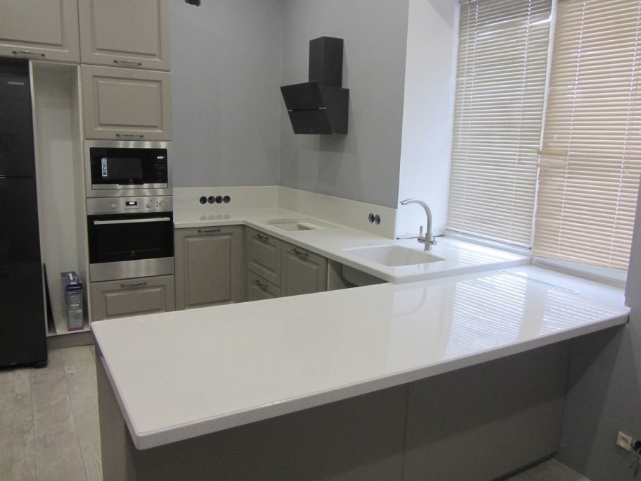 Белая кухня со столешницей берилл бежевый Скиф