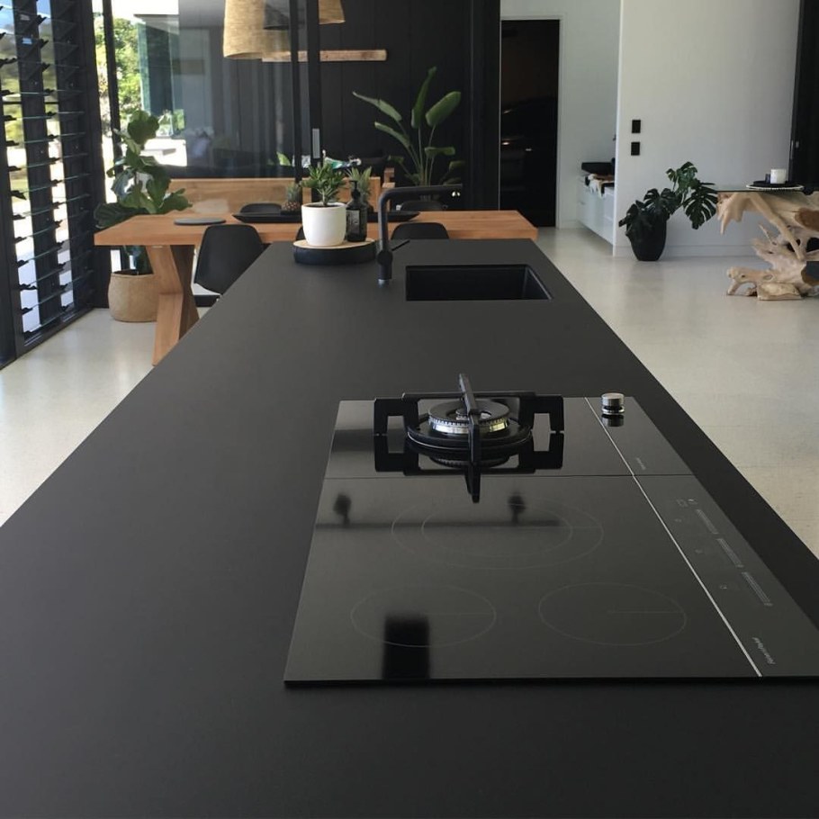 Столешница для кухни черная матовая