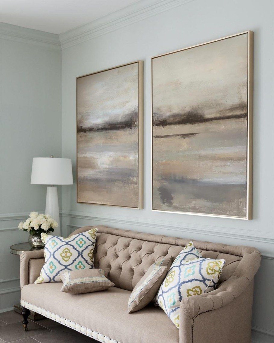 Картина на бежевой стене