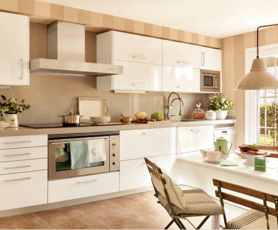 Кухня кремового цвета