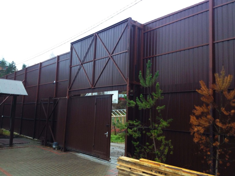 Современные заборы из профнастила