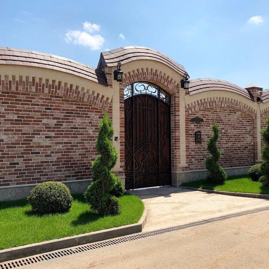 Кирпичный забор