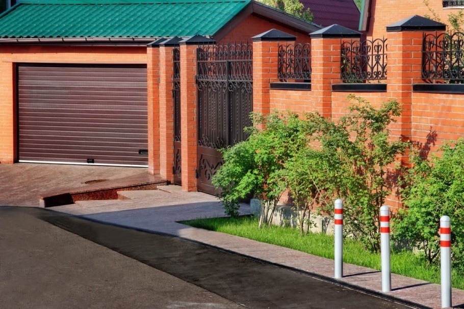 Современный кирпичный забор