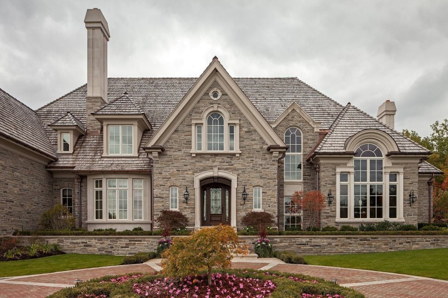 Дом архитектура в английском Тюдор стиле темный кирпич