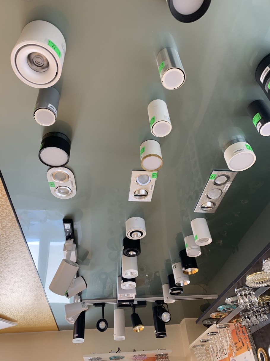 Накладной светильник на натяжной потолок