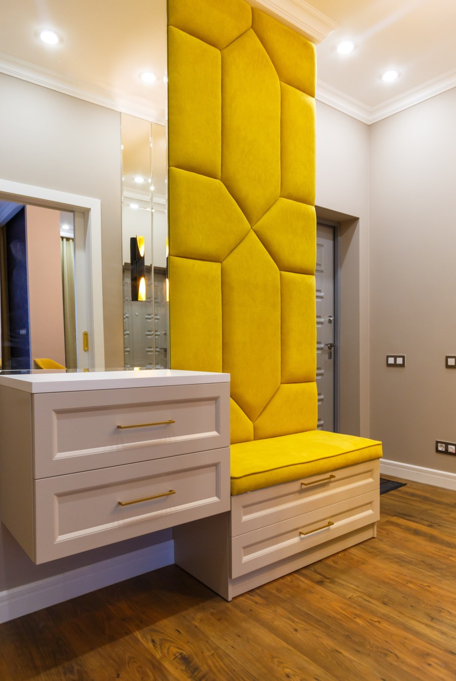 Желто серая прихожая