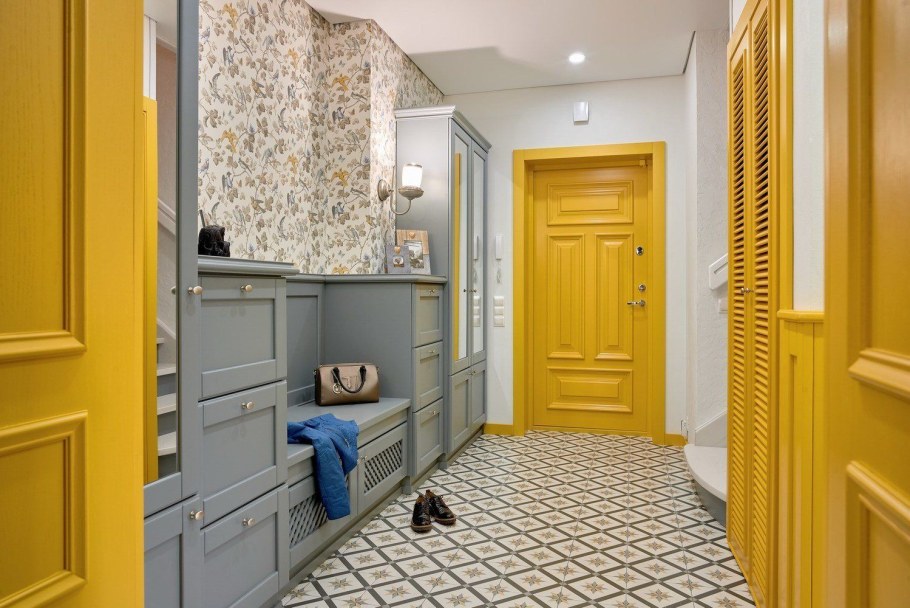 Прихожая в желтых тонах