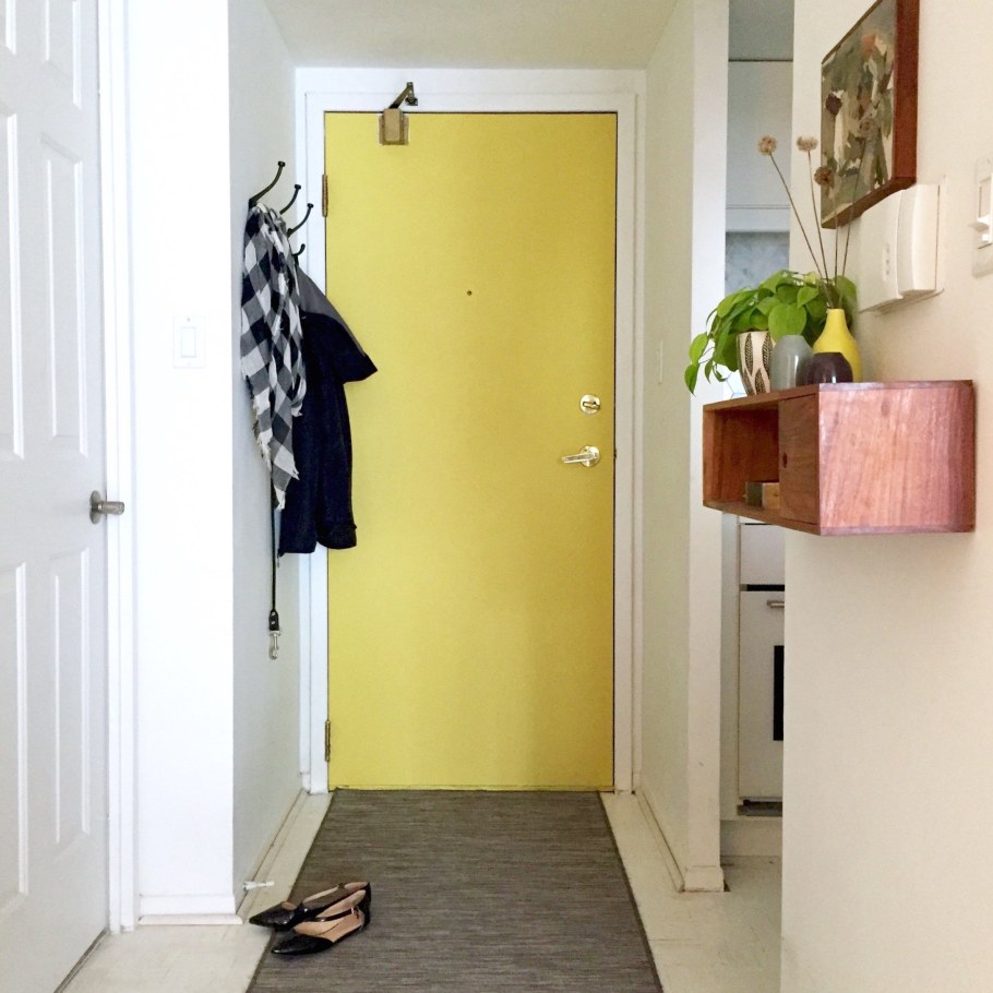 Бело желтая прихожая