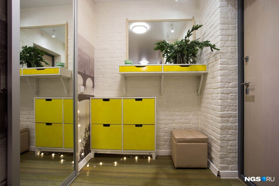 Яркая мебель в прихожую