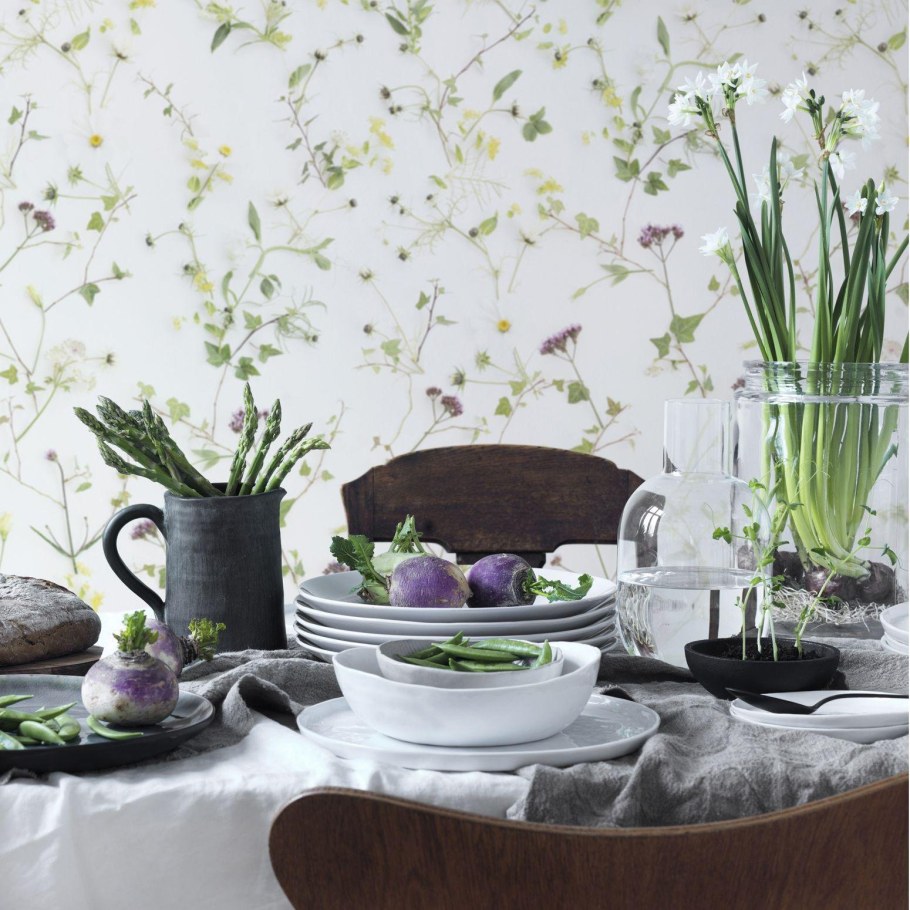 Цветочные обои в интерьере кухни