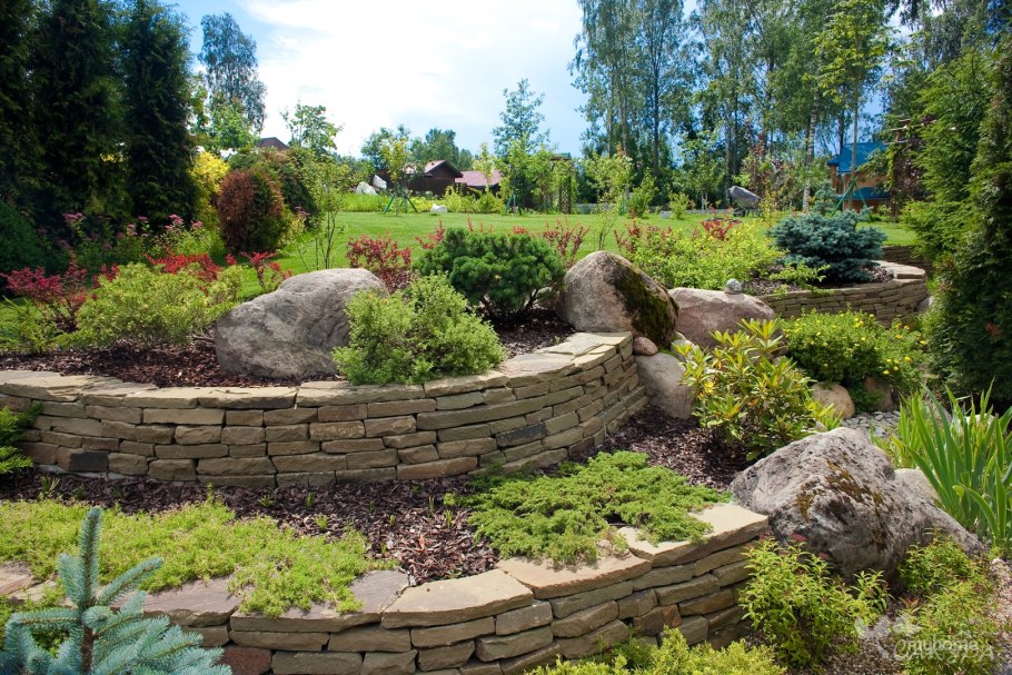 Рокарий террасированный склон