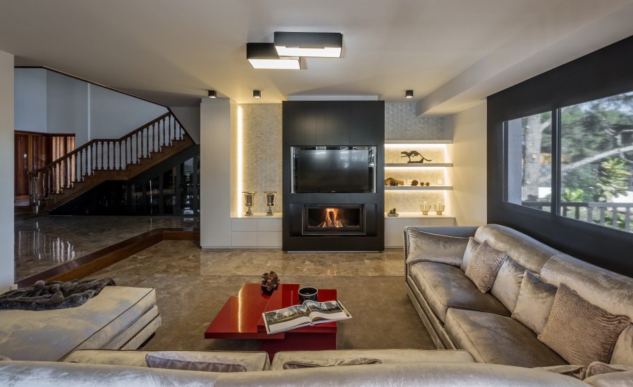Современная гостиная с камином