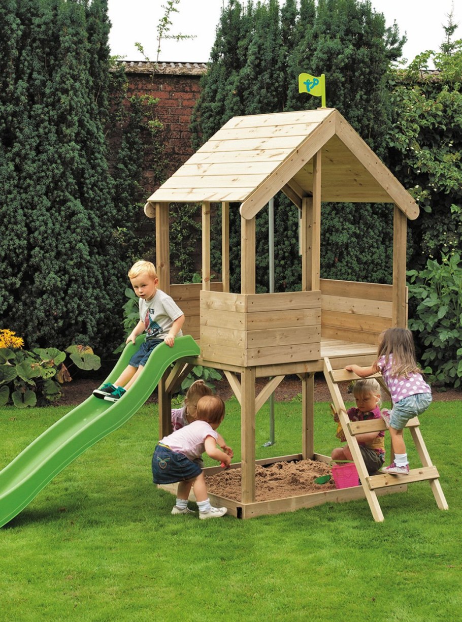 Детский домик с песочницей