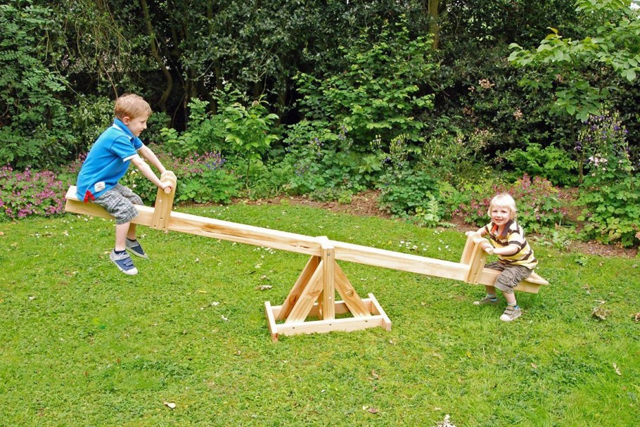 Детская качель из дерева