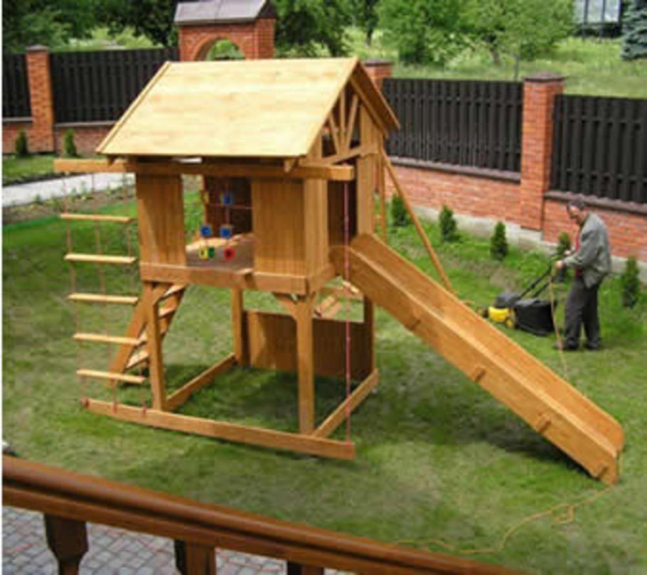 Детский домик из дерева