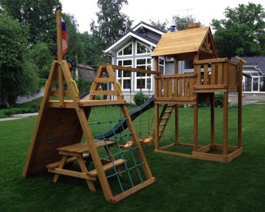 Деревянная детская площадка