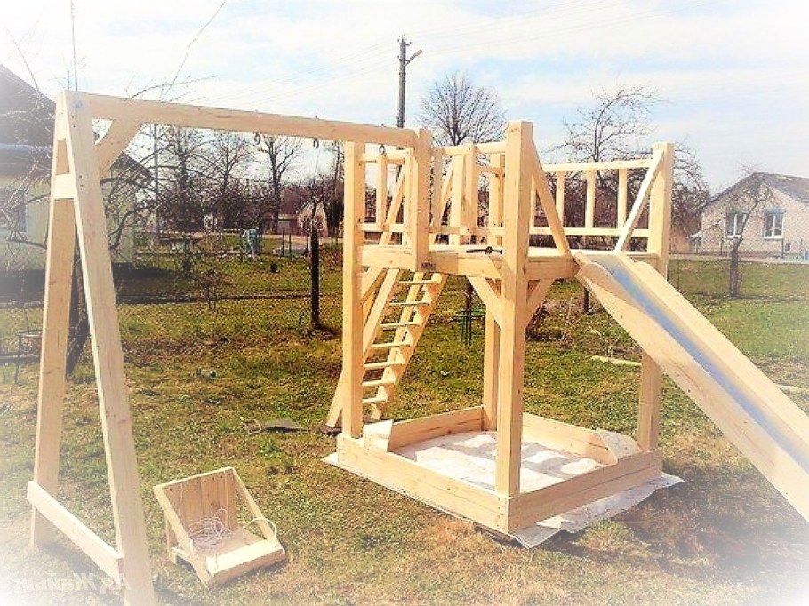Деревянная площадка для детей