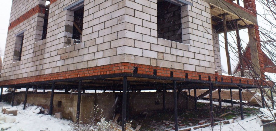 Дом из газобетона на сваях
