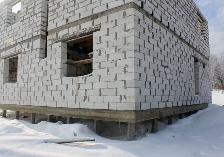 Дом газобетон на сваях