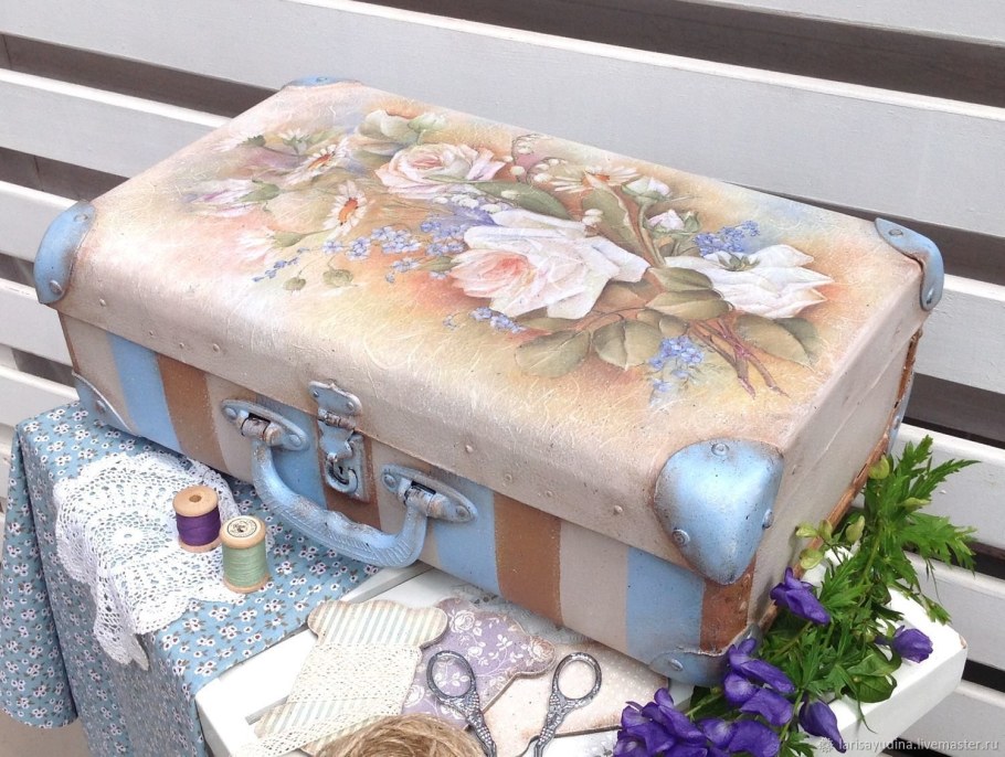 Декупаж чемодана