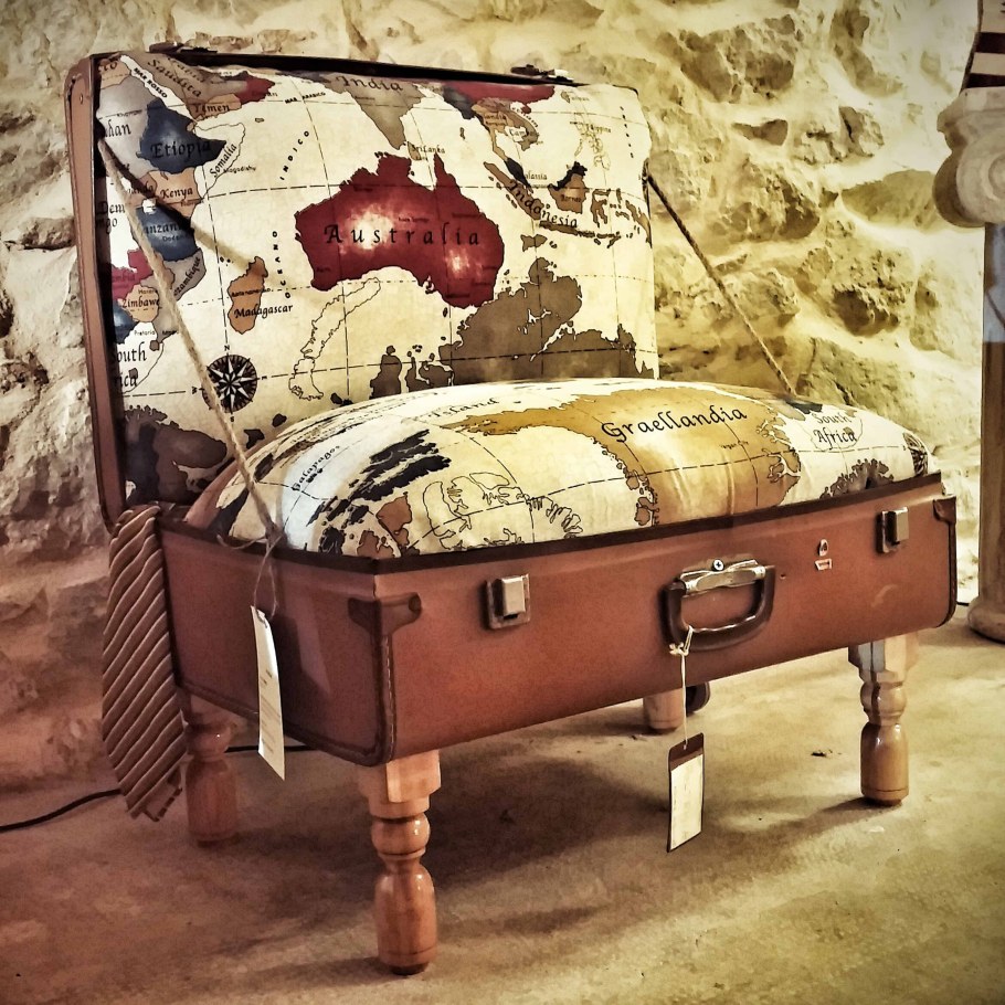 Старые чемоданы в интерьере