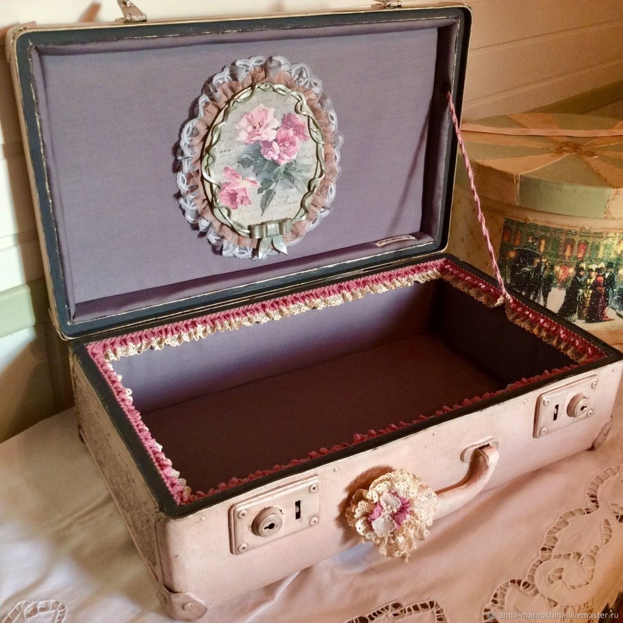 Декупаж старого чемодана