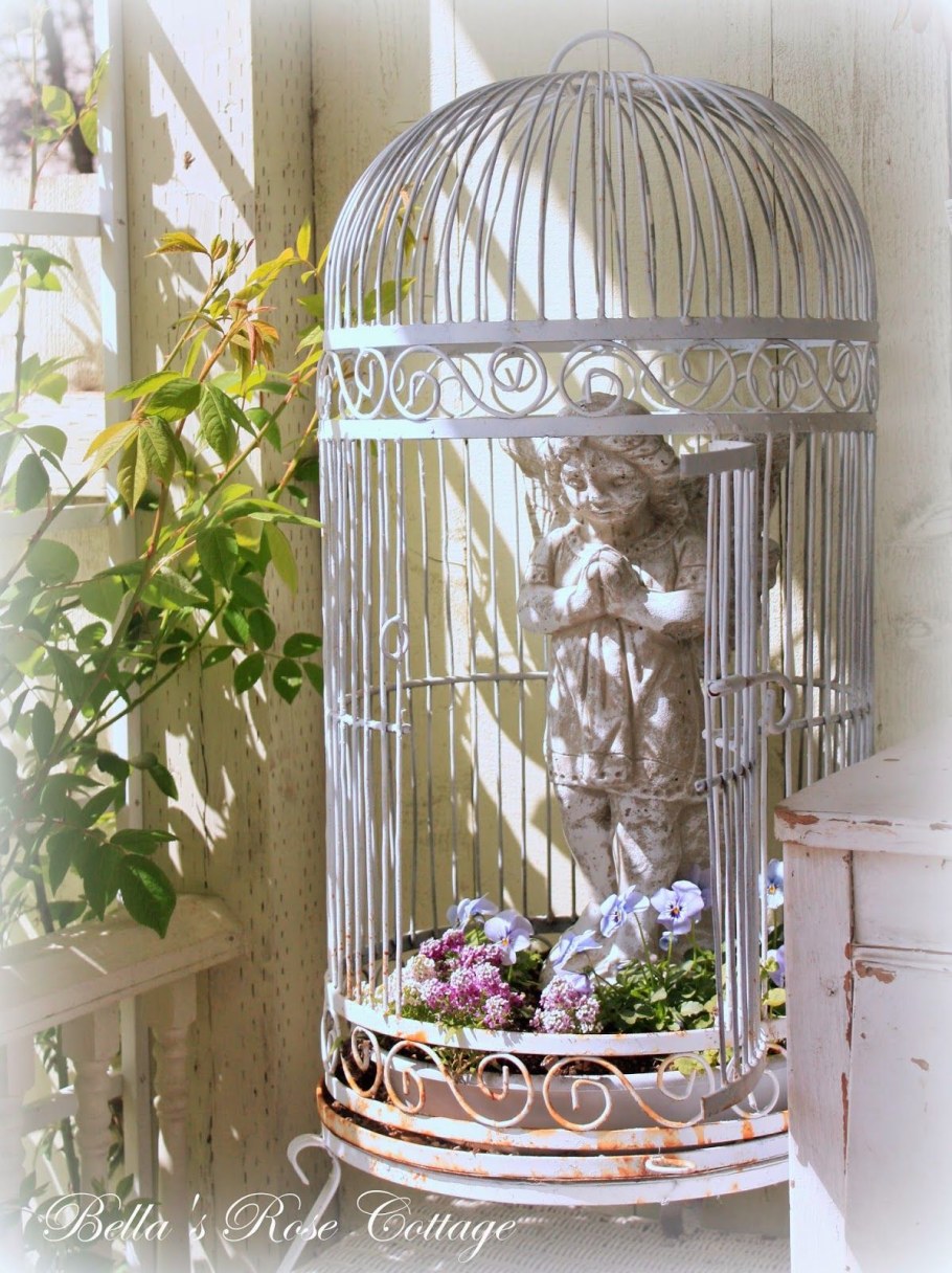 Декоративная клетка с цветами