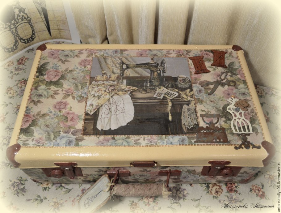 Столик из старых чемоданов