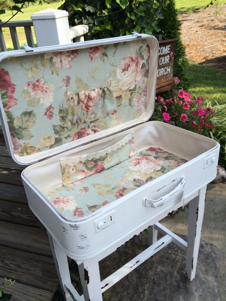 Декупаж старого чемодана