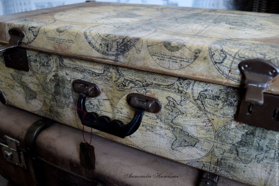 Старинный чемодан в интерьере