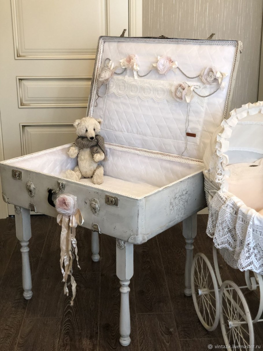 Декорировать старый чемодан